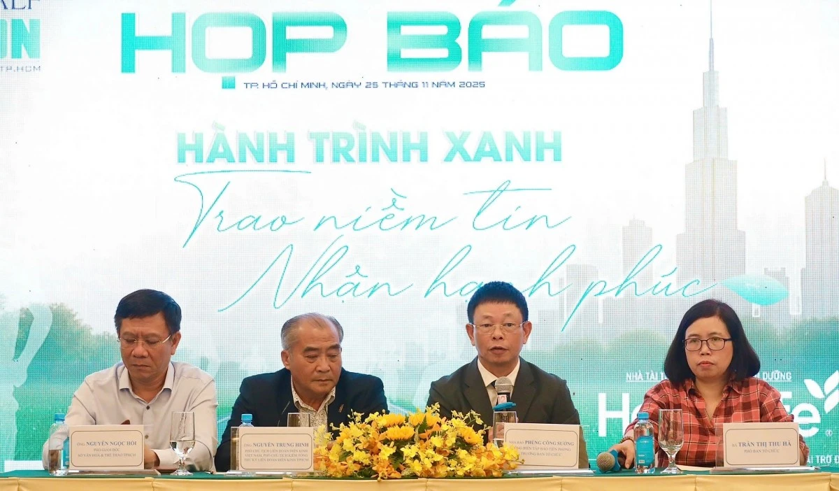 Ban Tổ chức trả lời câu hỏi của phóng viên.