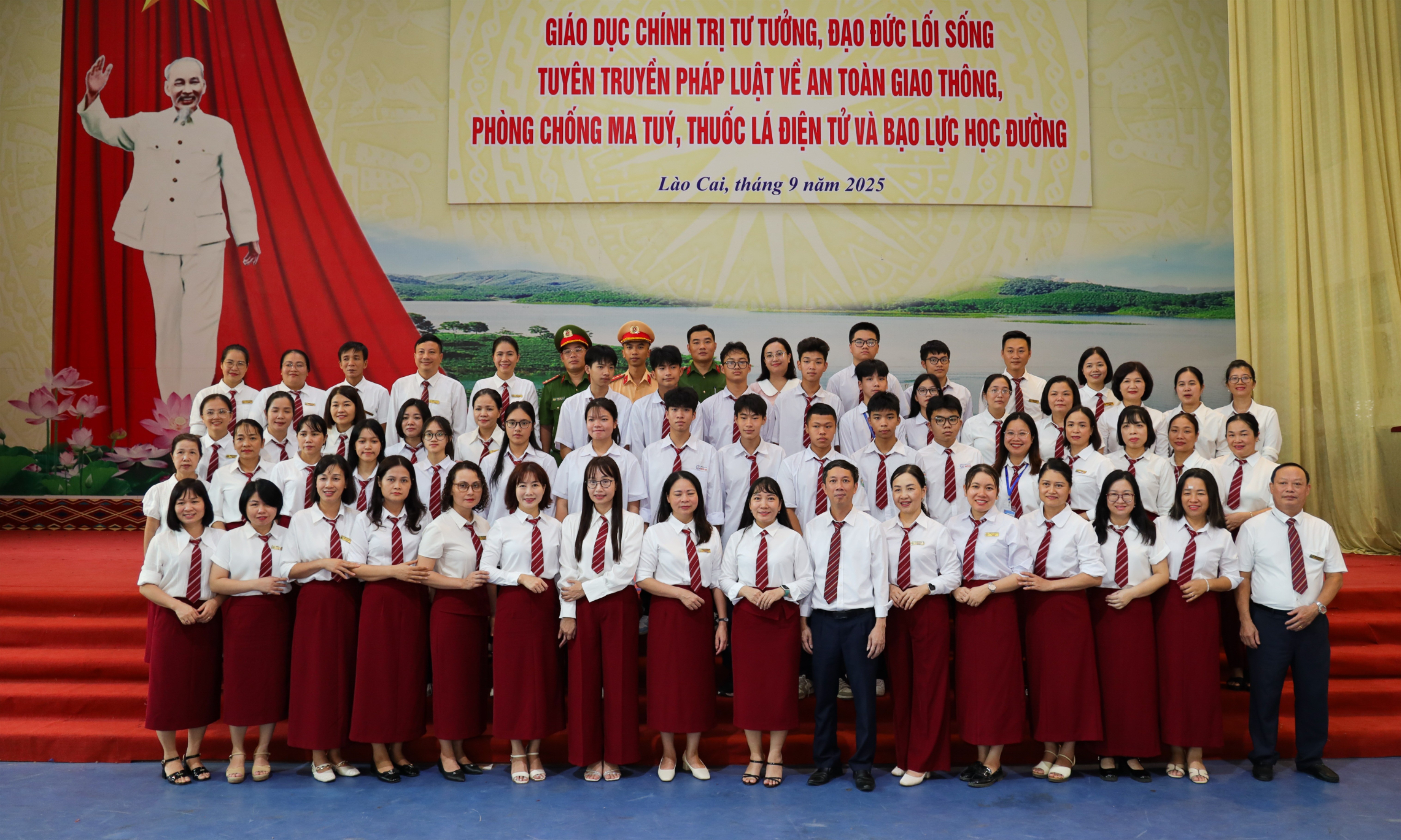 Đại biểu, giáo viên và học sinh chụp ảnh lưu niệm. anh-7-9362.jpg