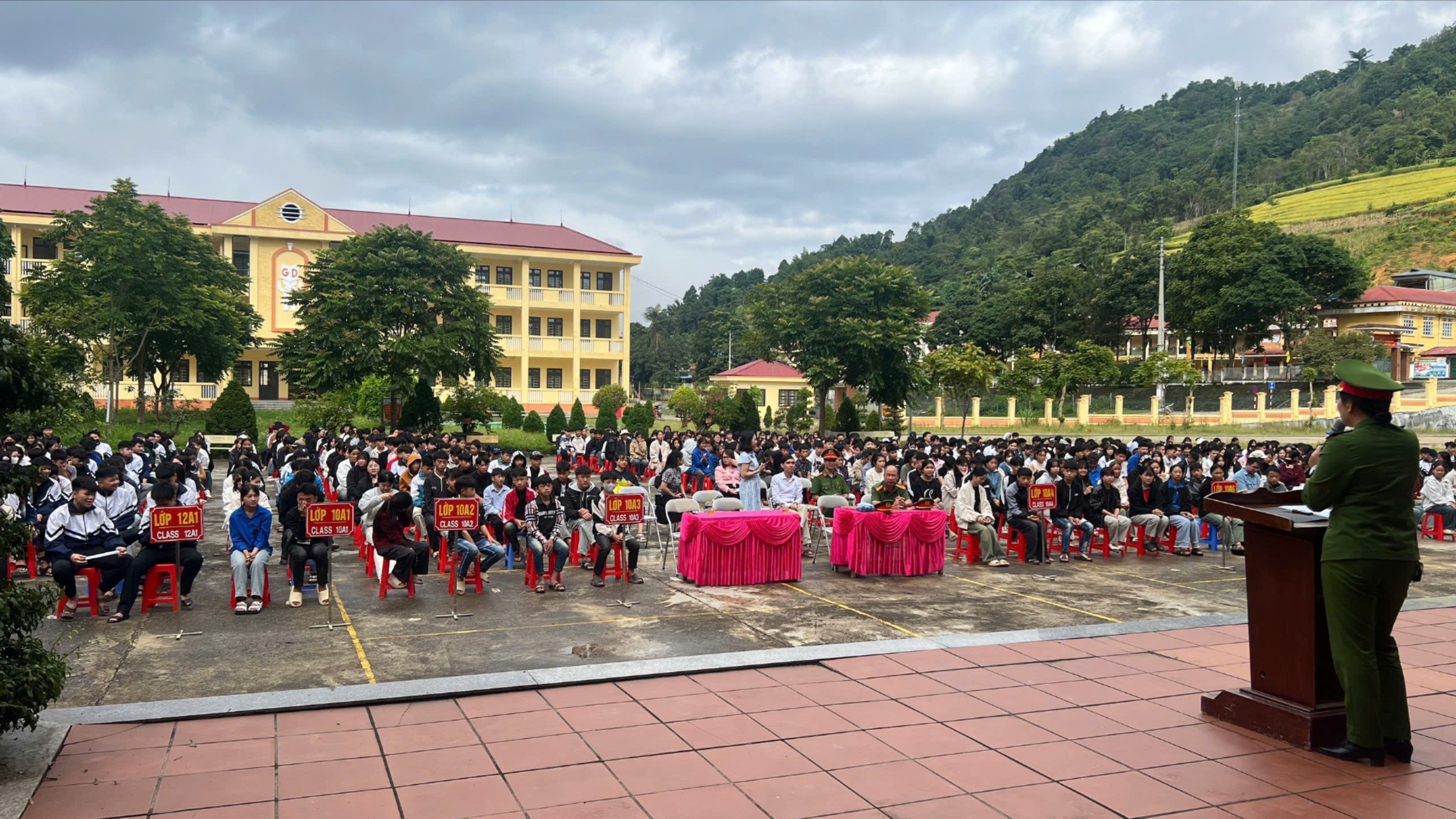 Công an xã Si Ma Cai tuyên truyền tại Tuần sinh hoạt tập thể của Trường THPT số 1 Si Ma Cai. simacai1-2849.jpg