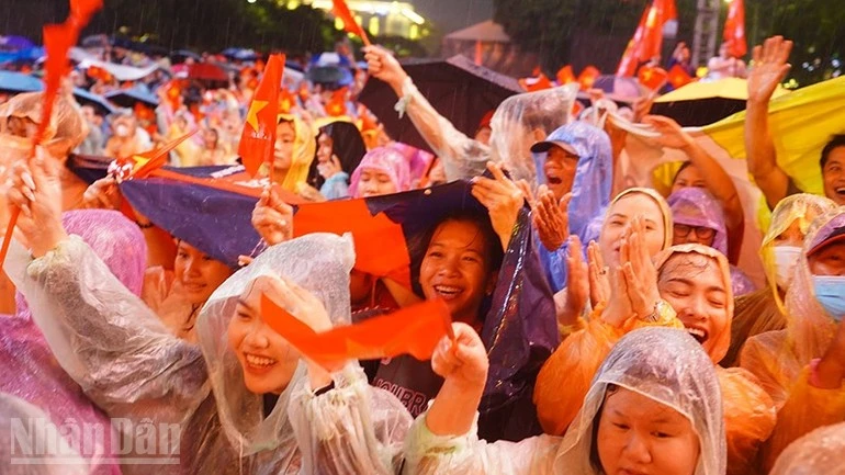 Đông đảo khán giả đội mưa thưởng thức chương trình tại phường Sài Gòn.