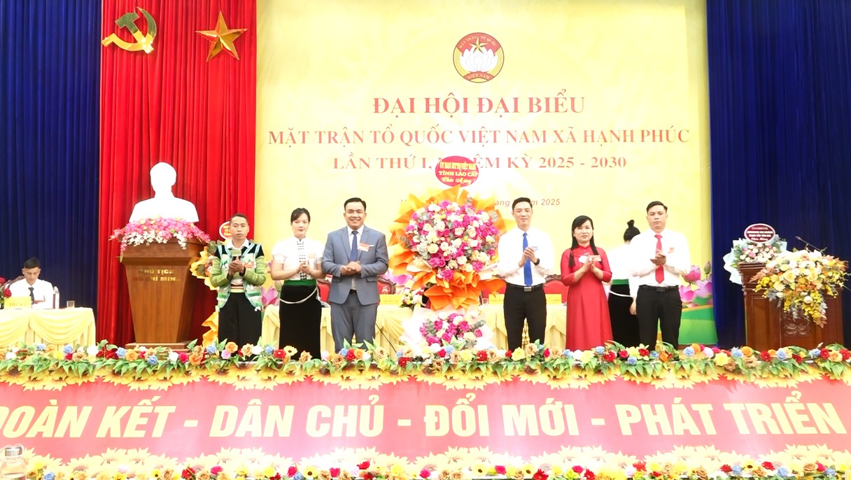 Đồng chí Nguyễn Ngọc Linh - Phó Chủ tịch Ủy ban MTTQ tỉnh Lào Cai tặng hoa chúc mừng Đại hội. tanghoa2.png