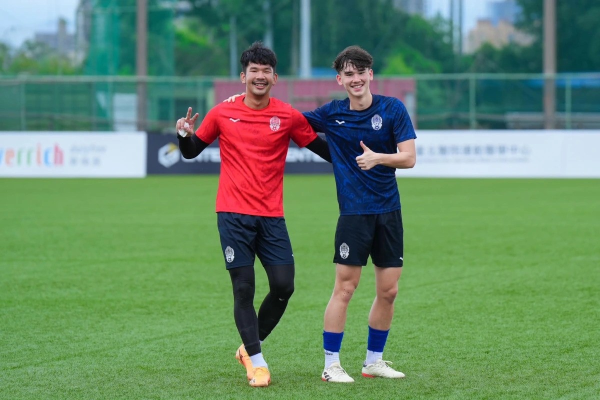 Lucca Lim (phải) - tiền vệ gốc New Zealand của U23 Campuchia. thethao5-7-1.jpg