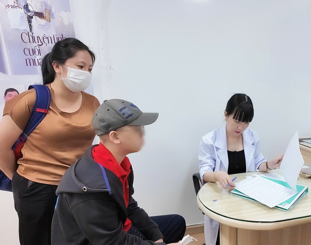 ThS. BSCKII Cồ Nguyễn Phương Dung thăm khám cho bệnh nhi L.