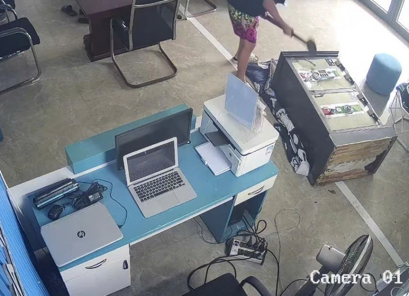 Hình ảnh nam thanh niên phá két sắt lấy vàng mang đi bán lấy tiền chuyển cho các đối tượng lừa đảo.