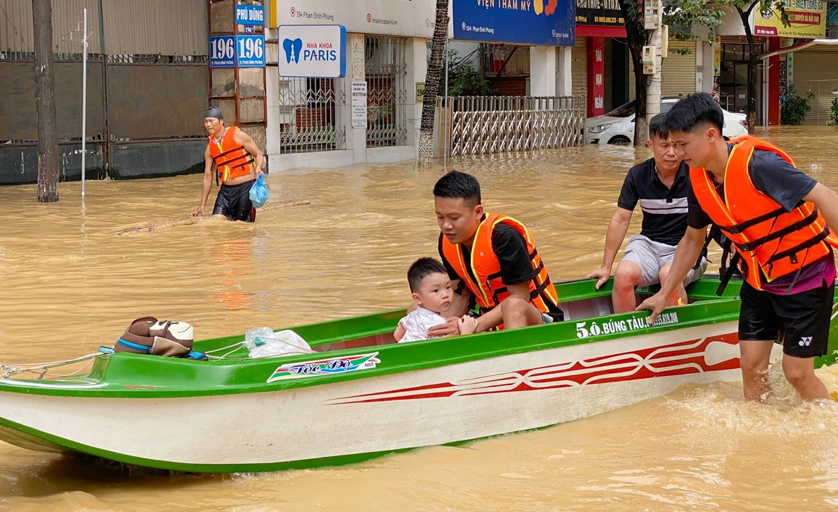 Con trai của anh Nguyễn Tuấn Linh được đưa về nơi an toàn. ngap4.jpg