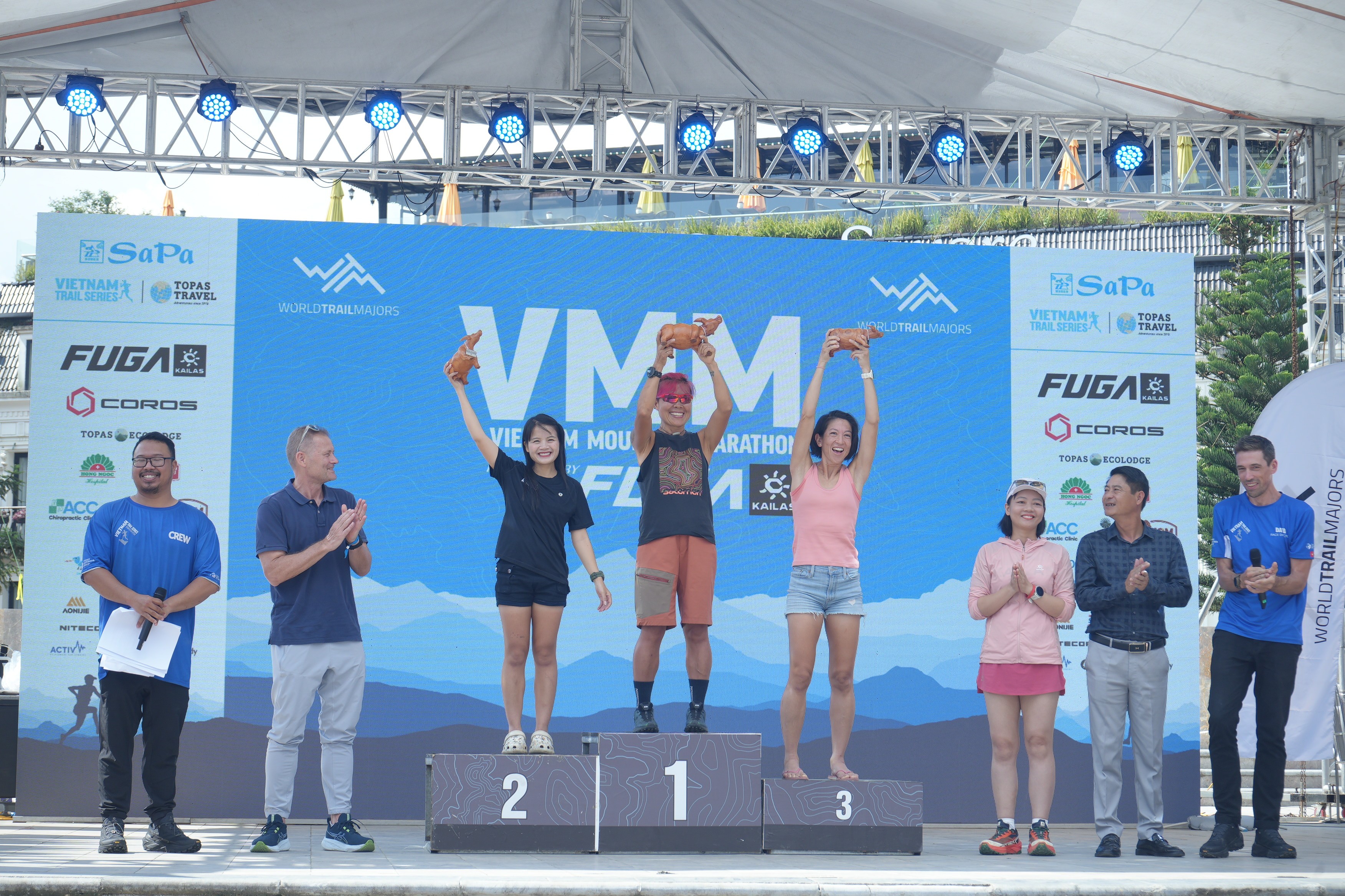 Trao giải cho các VĐV ở cự ly 100 km nữ. nu100.jpg