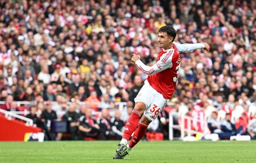 Martin Zubimendi mở tỷ số sau pha vô lê đẹp mắt.