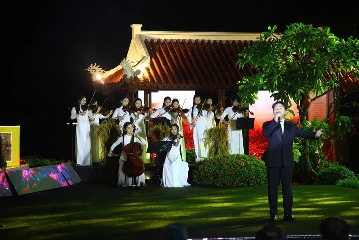 Tùng Dương lịch lãm trong trang phục vest, hát ba ca khúc tặng quê hương.