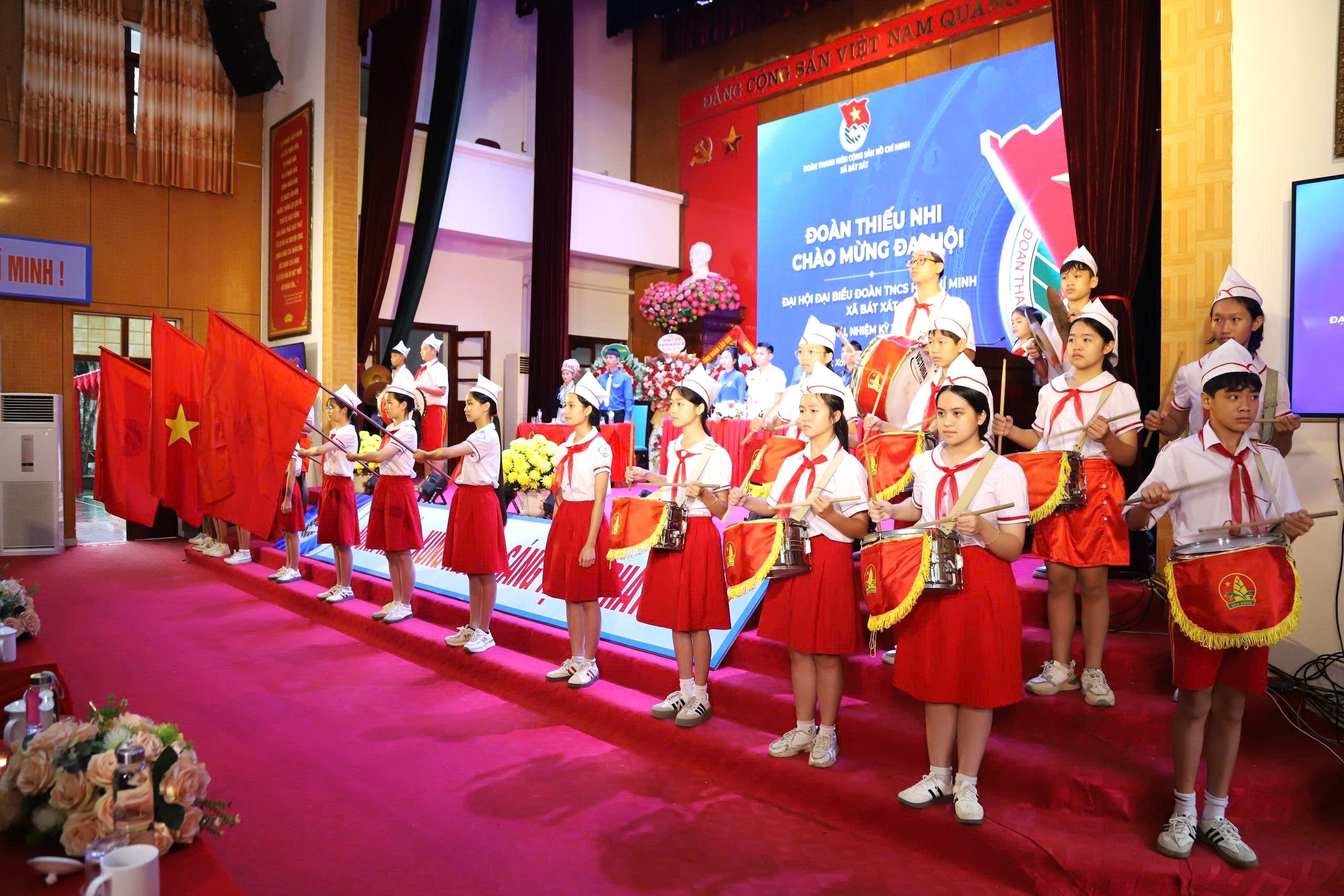 Thiếu nhi chào mừng đại hội. vannghe-9363.jpg