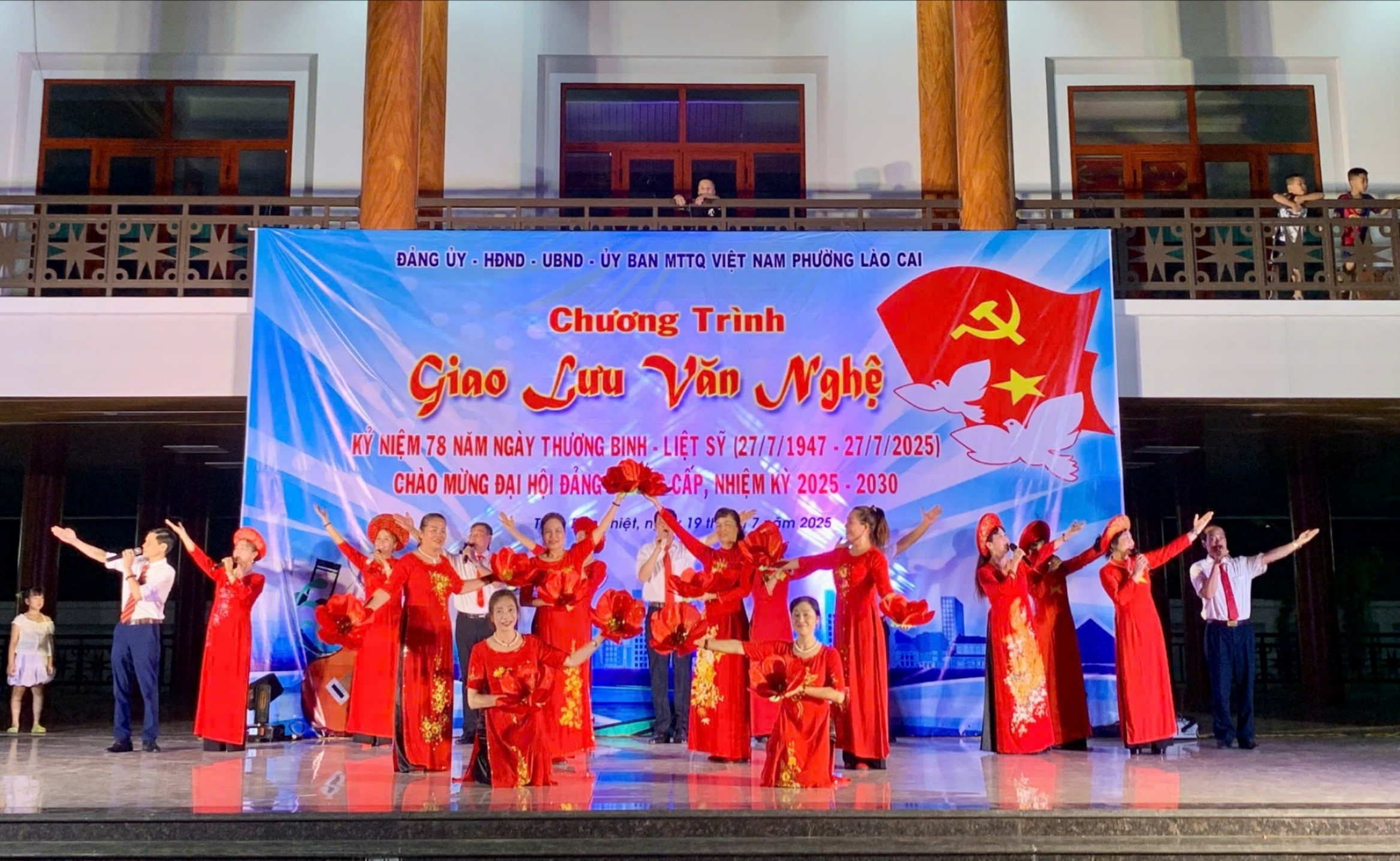 Hình ảnh một số tiết mục văn nghệ trong chương trình. gen-h-z6821738677503-30adaa914abfe08f9fb06e0d530961c5-7160-6053.jpg