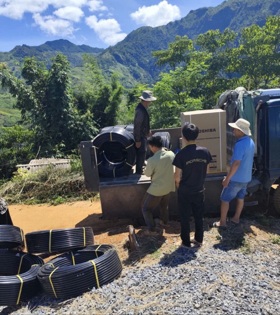 Đường xá hiểm trở khiến việc vận chuyển nguyên vật liệu hết sức khó khăn. duong-xa-kho-khan-hiem-tro-nen-viec-van-chuyen-nguyen-vat-lieu-len-nui-het-suc-kho-khan-7716.jpg