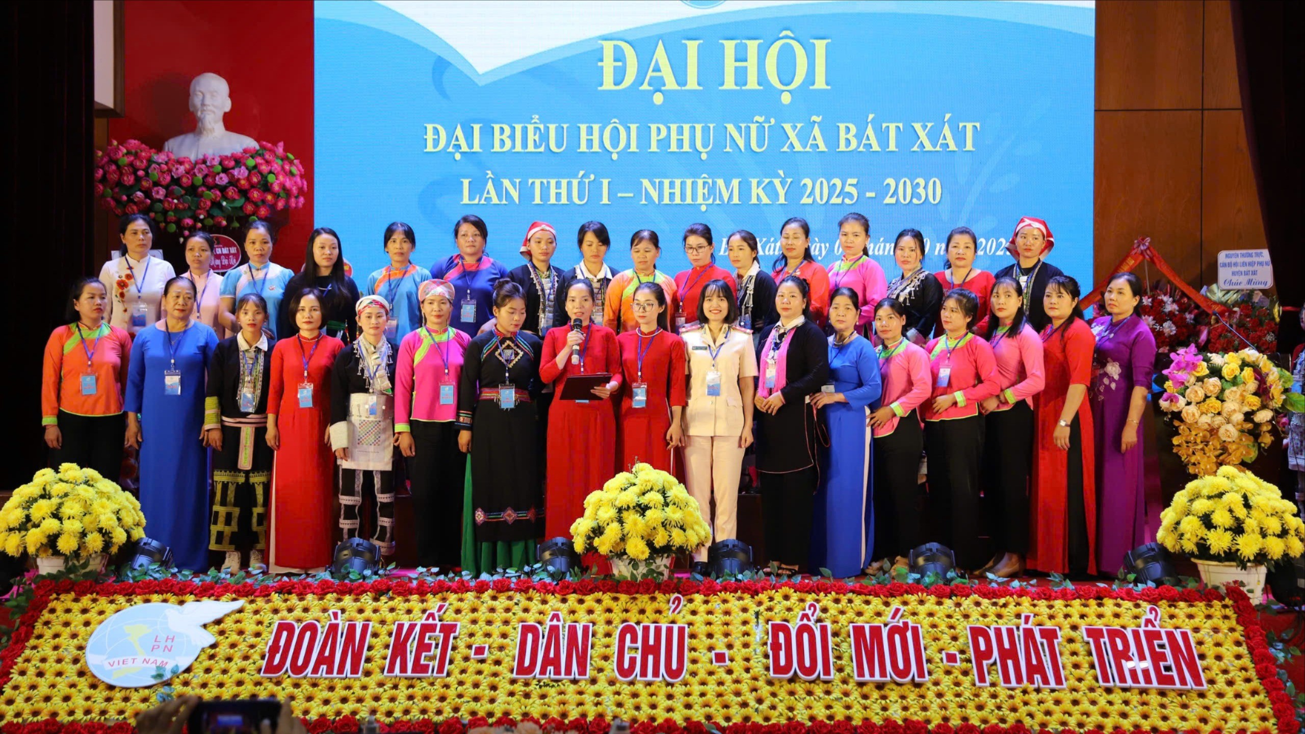 Ban Chấp hành Hội LHPN xã nhiệm kỳ 2025 - 2030 ra mắt đại hội. ramat-5542-4104.jpg