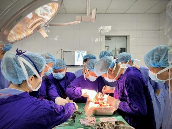 Các bác sĩ Bệnh viện 19-8 rửa và chuẩn bị thận trước khi ghép cho bệnh nhân.