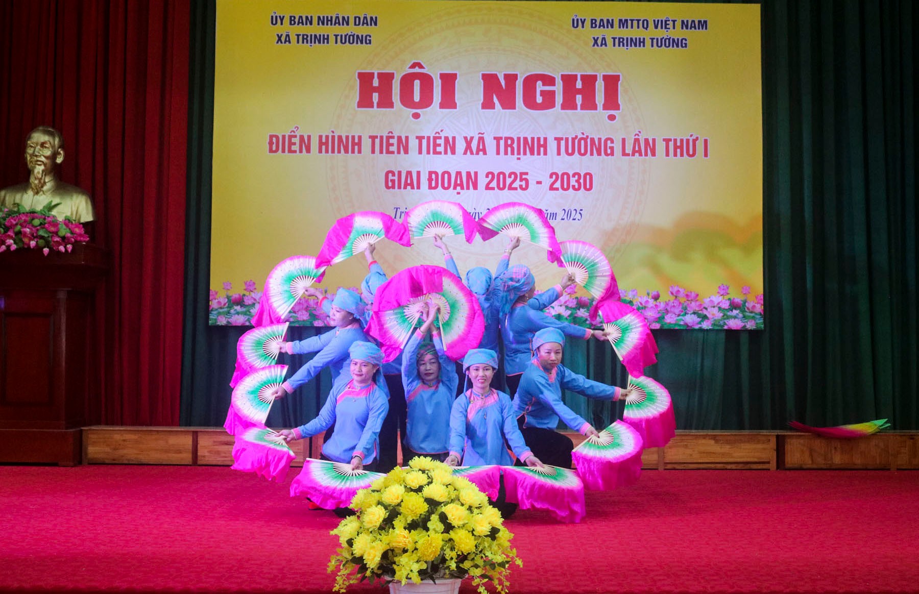 Văn nghệ chào mừng hội nghị. vannghe.jpg
