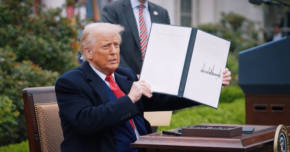 Ông Trump khi công bố các mức thuế quan đầu tháng 4. trump.jpg