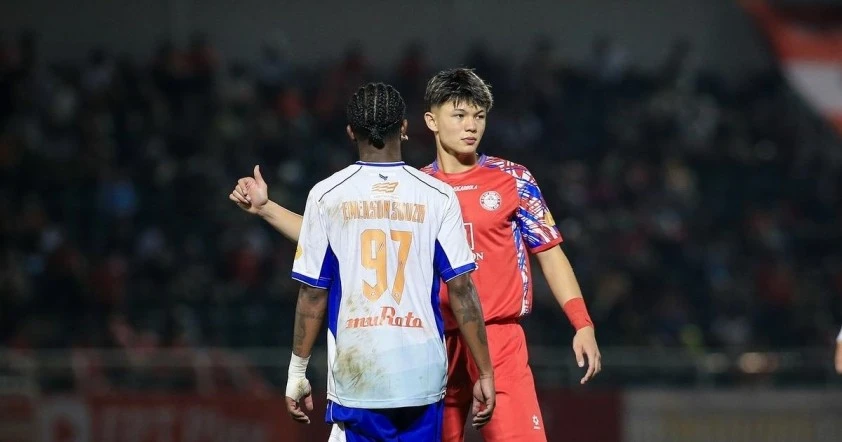 Hình ảnh Zan Nguyễn cạnh một ngoại binh.