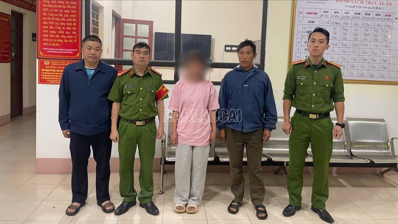 Công an xã Bắc Hà bàn giao em L.T.D. cho gia đình. baolaocai-c_conganbh-9436.jpg