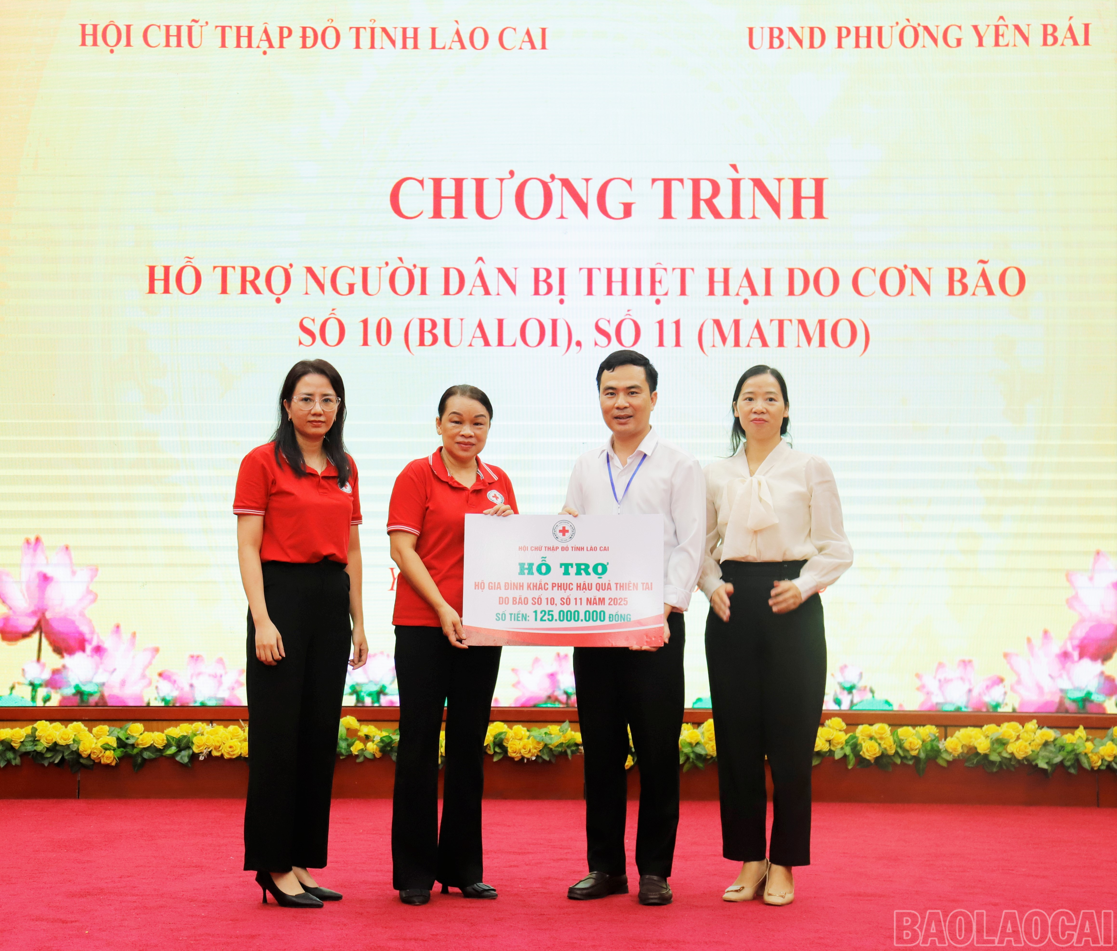 Representanter från Lao Cai provinsiella Röda Kors delade ut stödsymboler till familjer som drabbats av storm nr 10 i Yen Bai-distriktet. baolaocai-br_phuongyb1.jpg
