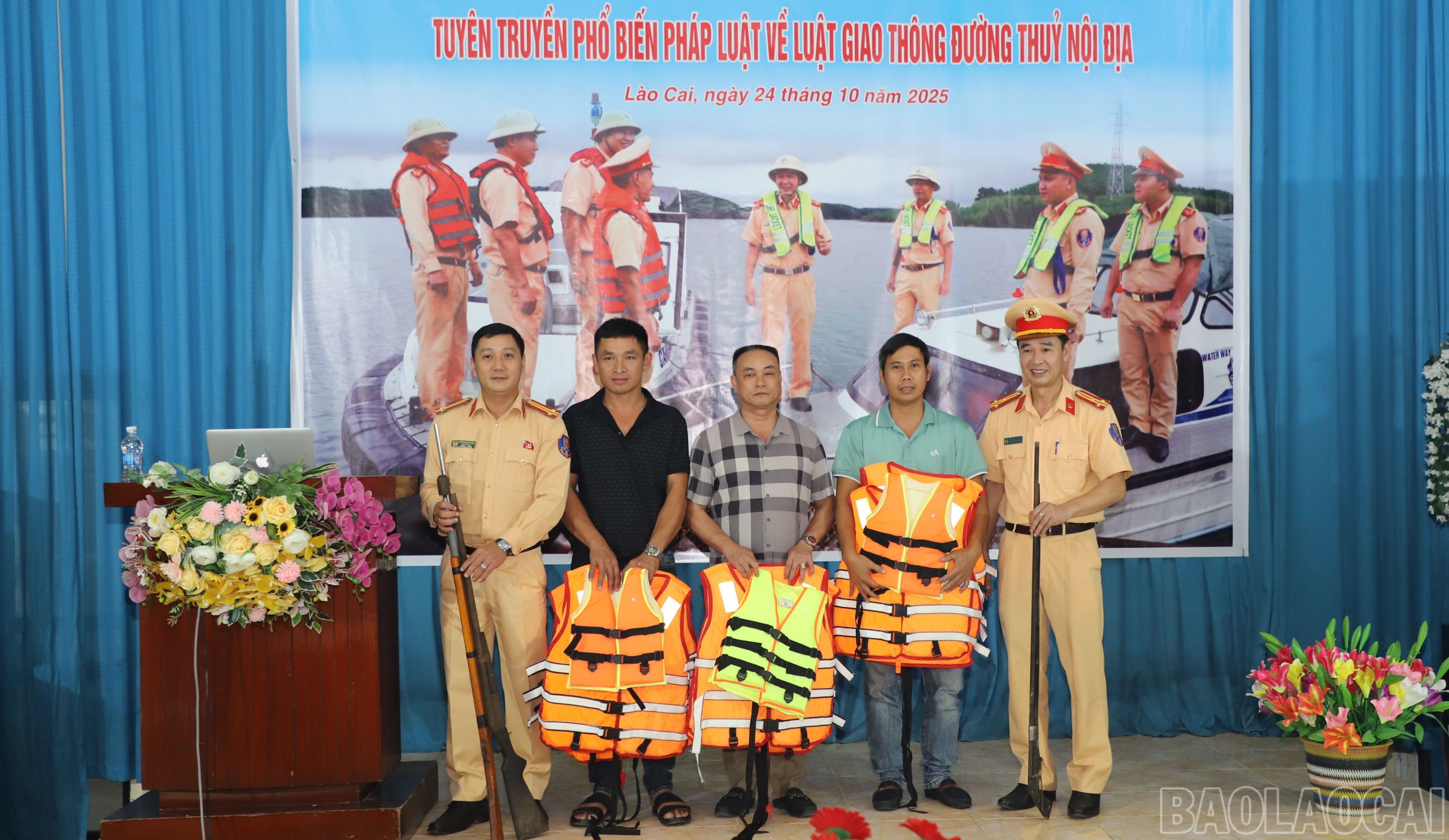 Đại diện Đội Cảnh sát giao thông đường thủy số 2 trao tặng áo phao cho 3 người dân ven hồ Thác Bà tự nguyện giao nộp súng tự chế. baolaocai-br_anh-5-1836.jpg
