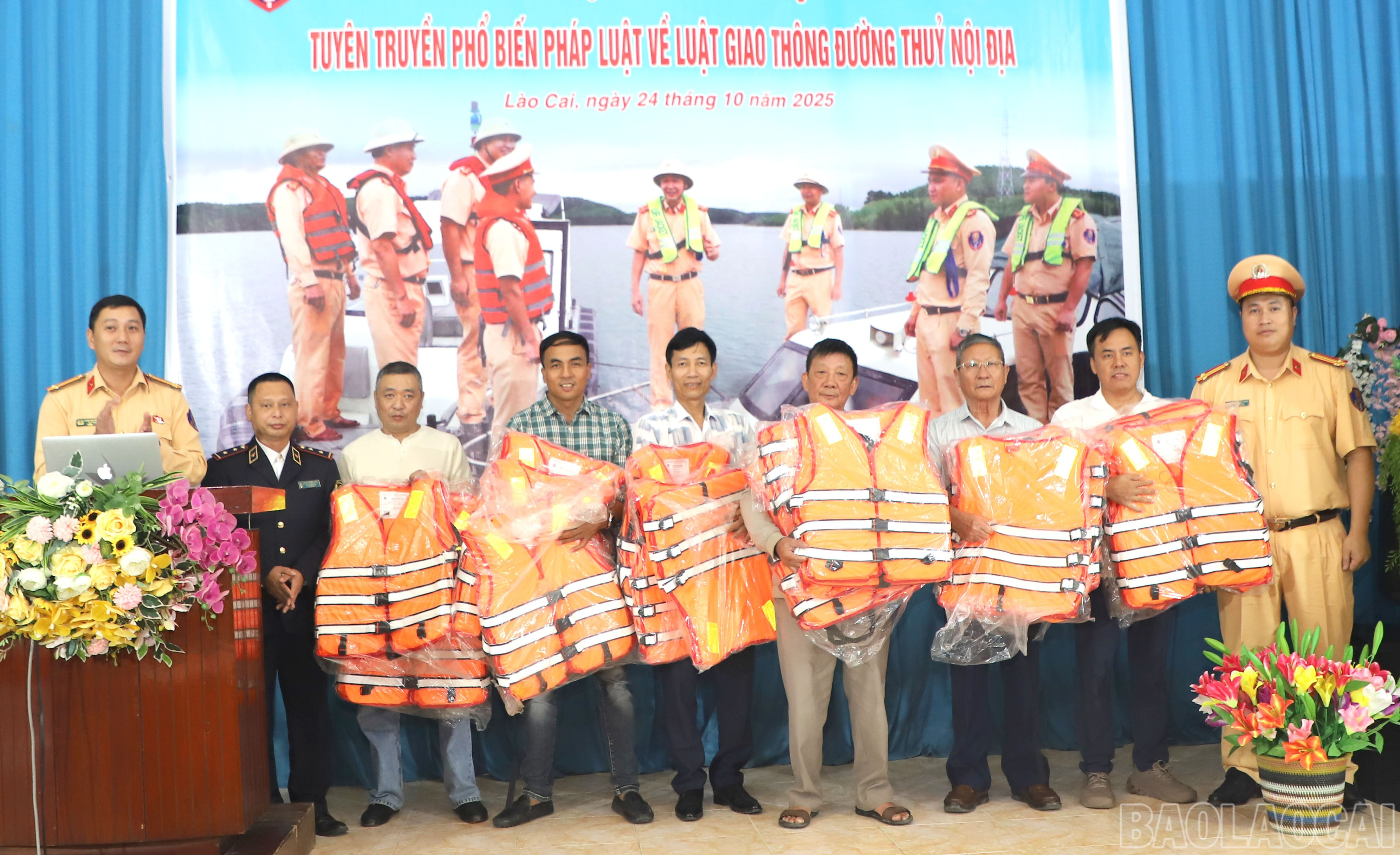 Đại diện Đội Cảnh sát giao thông đường thủy số 2 tặng áo phao cho người dân và doanh nghiệp tham gia giao thông đường thủy. baolaocai-br_anh-6-8629.jpg