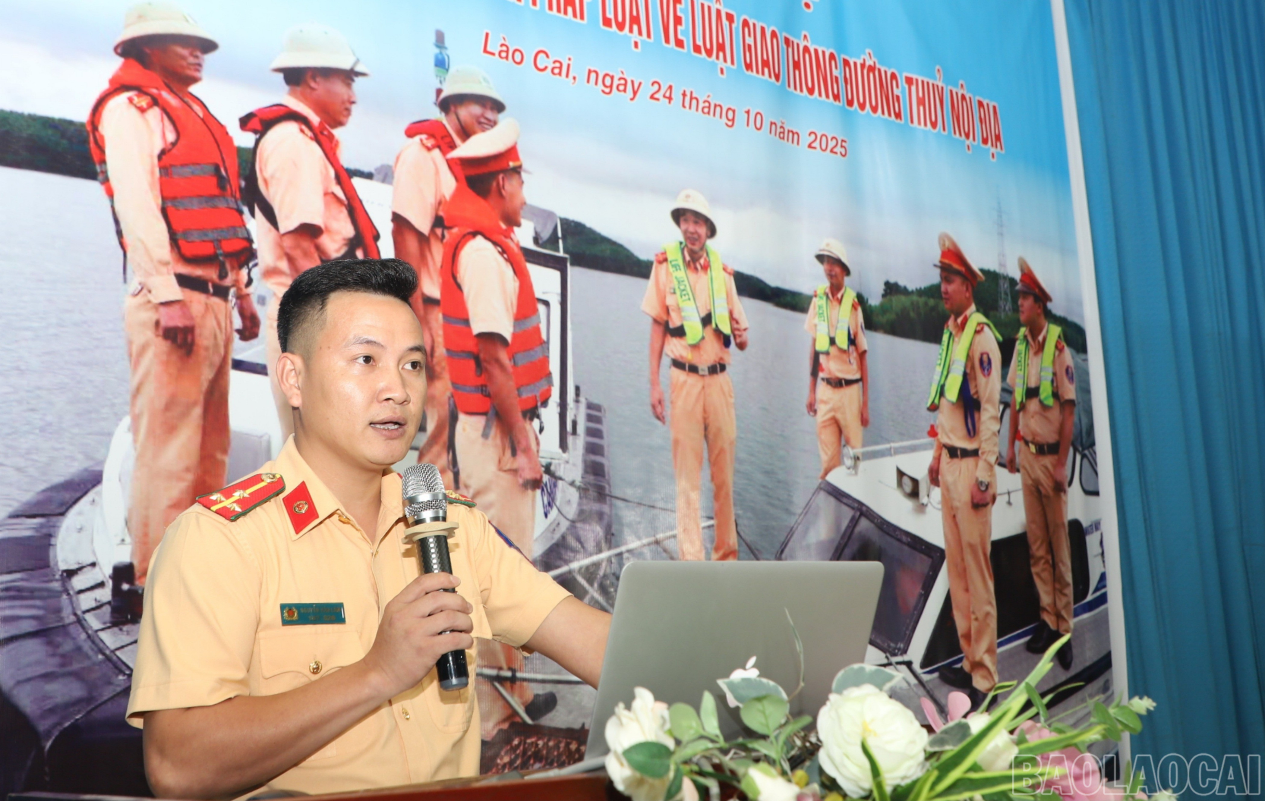Cán bộ Phòng Cảnh sát giao thông, Công an tỉnh Lào Cai tuyên truyền, phổ biến pháp luật về trật tự an toàn giao thông đường thủy nội địa cho các doanh nghiệp và cá nhân. baolaocai-br_anh2-1234-4269.jpg