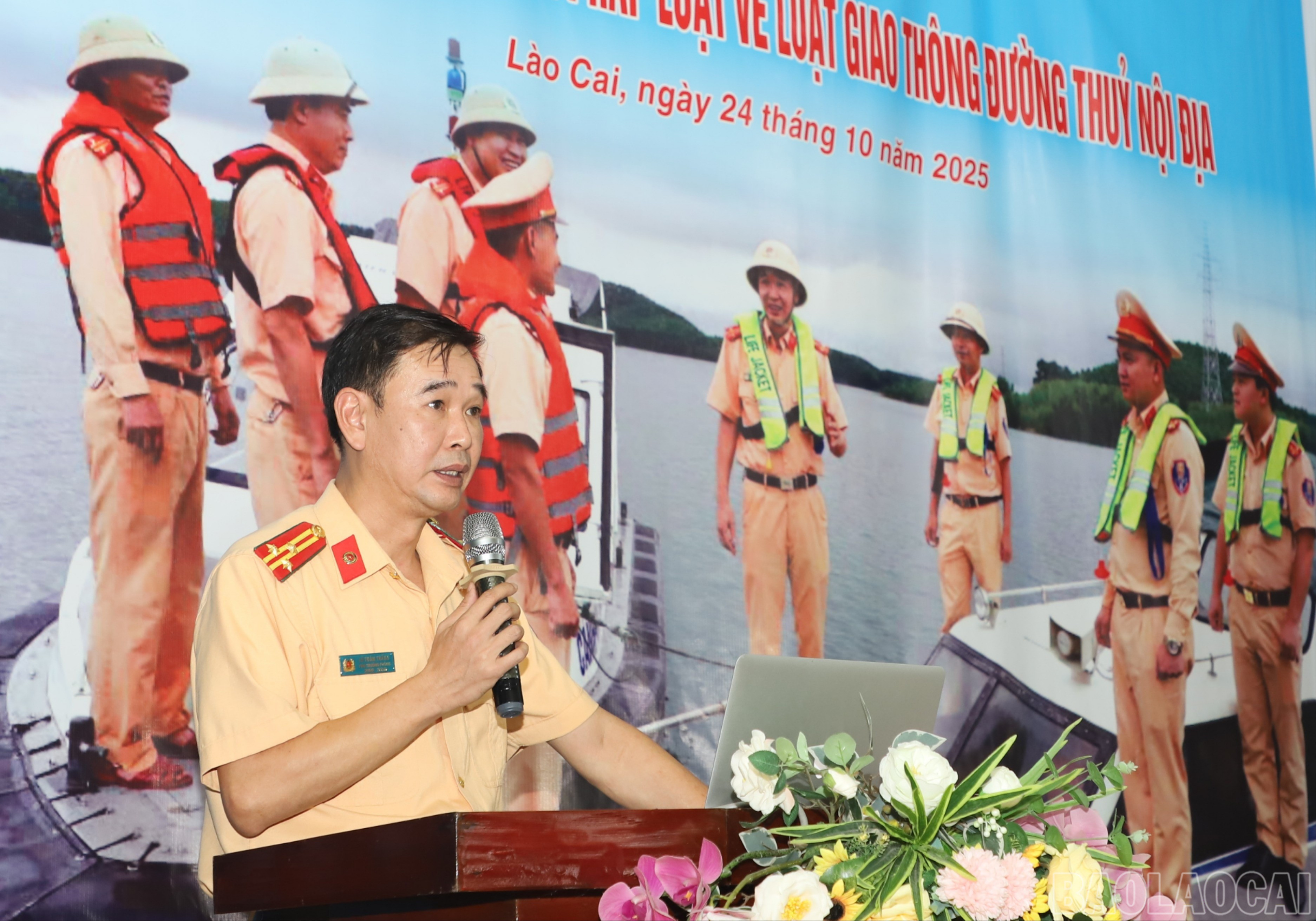 Thượng tá Lê Toàn Thắng - Phó Trưởng Phòng Cảnh sát giao thông, Công an tỉnh Lào Cai phát biểu tại hội nghị. baolaocai-br_anh-3-4238.jpg