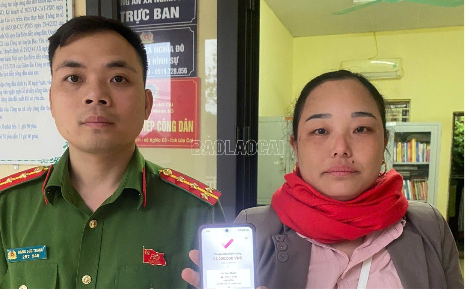 Chị Lại Thị Huyền chuyển lại tiền cho người chuyển nhầm trước sự chứng kiến của Công an xã Nghĩa Đô. baolaocai-c_tratien-134.jpg