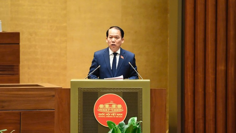 Chủ nhiệm Ủy ban Pháp luật và Tư pháp Hoàng Thanh Tùng trình bày báo cáo thẩm tra.