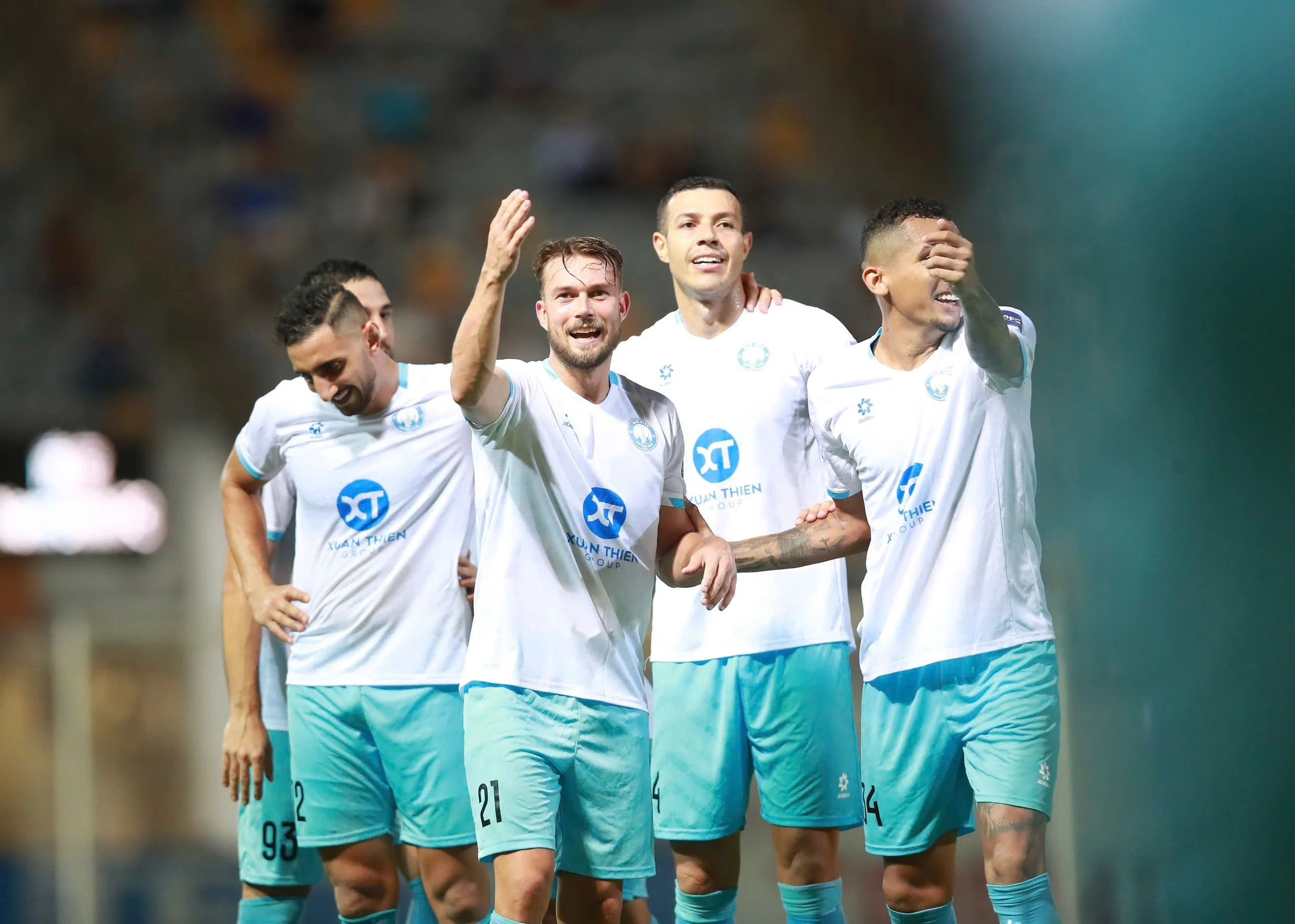 Các cầu thủ Nam Định ăn mừng bàn thắng.