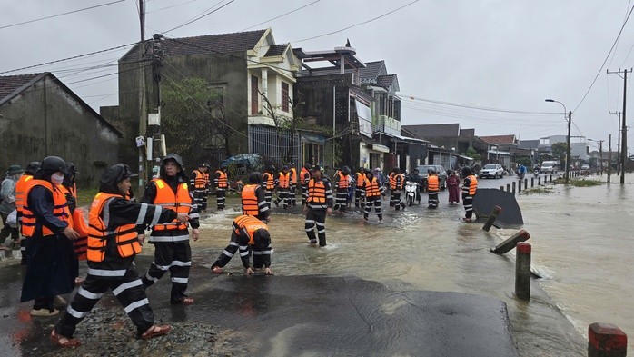 Lực lượng vũ trang khắc phục những tuyến đường vào rốn lũ Hòa Thịnh (Đắk Lắk).