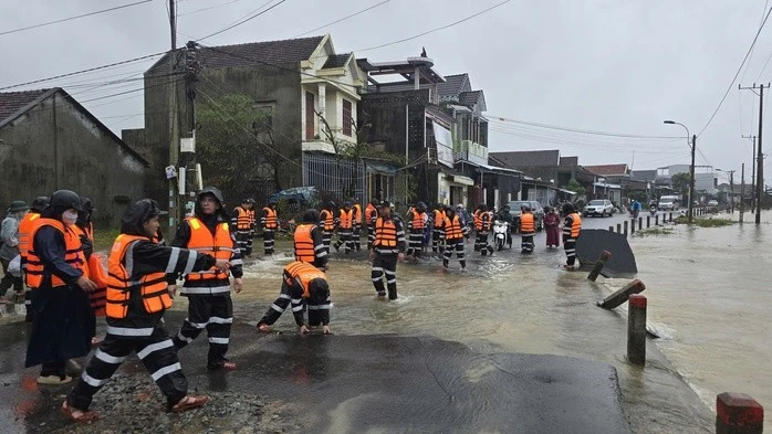 Lực lượng vũ trang khắc phục những tuyến đường vào rốn lũ Hòa Thịnh (Đắk Lắk).