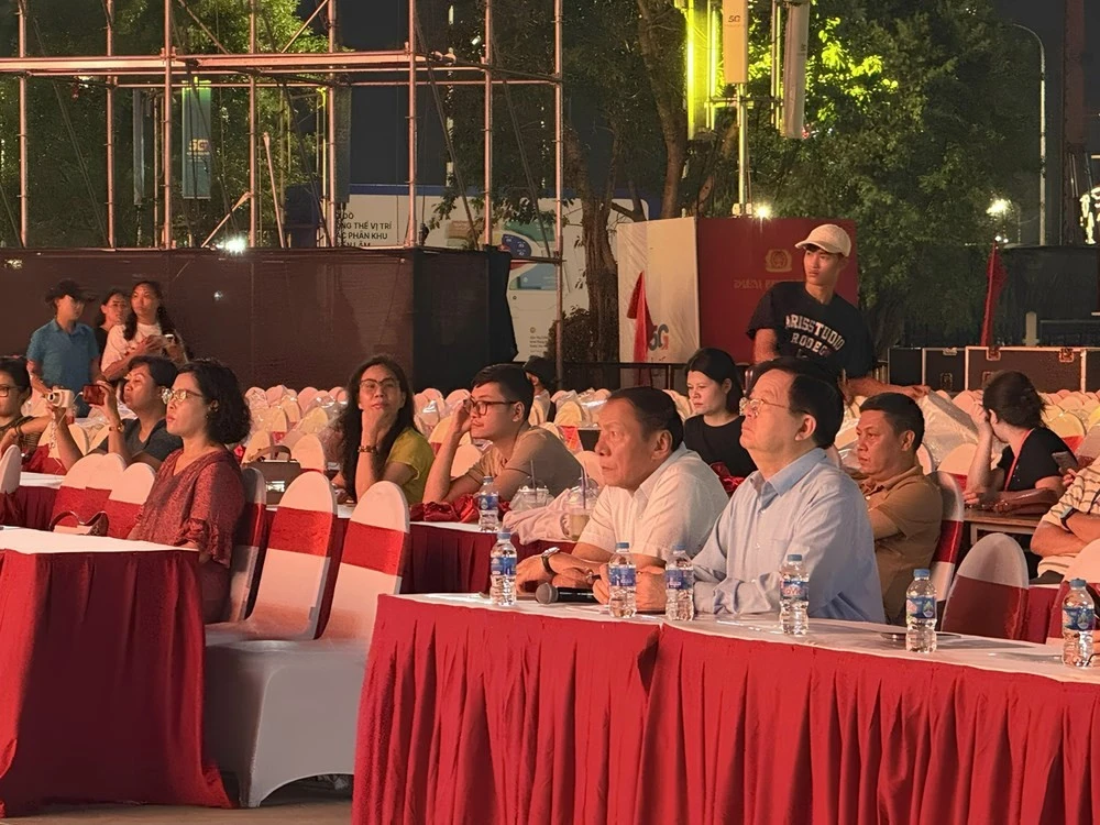 Phó Thủ tướng Mai Văn Chính và Bộ trưởng Nguyễn Văn Hùng tại buổi tổng duyệt Lễ bế mạc Triển lãm Thành tựu đất nước.