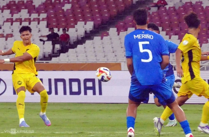 Các chân sút Malaysia (áo vàng) bất lực trước hàng thủ Philippines ở lượt một bảng A giải bóng đá U23 Đông Nam Á, tại sân Bung Karno, Indonesia, chiều 15/7.