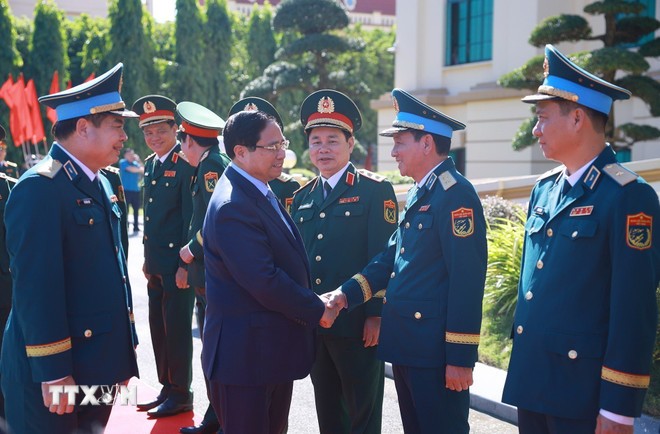 Thủ tướng Phạm Minh Chính với lãnh đạo Quân chủng Phòng không - Không quân. Thủ tướng Phạm Minh Chính với lãnh đạo Quân chủng Phòng không - Không quân.