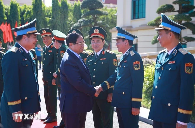 Thủ tướng Phạm Minh Chính với lãnh đạo Quân chủng Phòng không - Không quân.