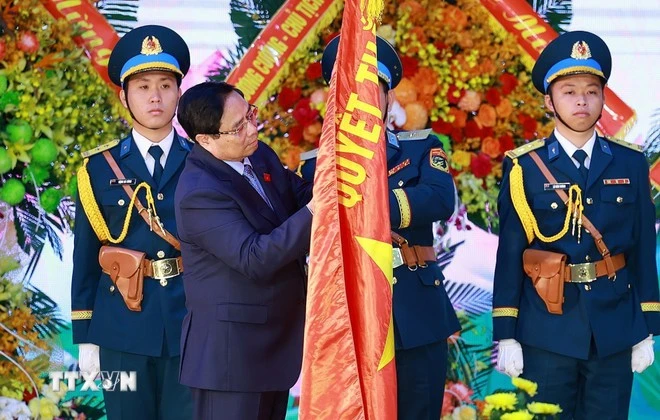 Thủ tướng Phạm Minh Chính gắn Danh hiệu Anh hùng Lực lượng Vũ trang Nhân dân lên Quân kỳ Quyết thắng của Quân chủng Phòng không - Không quân.