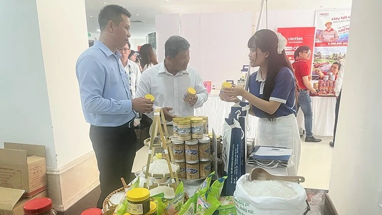 Các đại biểu tham quan một gian hàng trong khuôn khổ hội nghị.