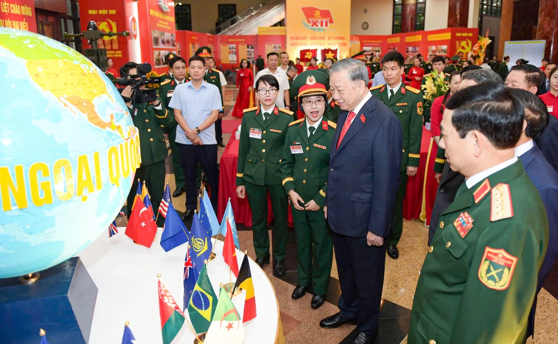 Tổng Bí thư Tô Lâm tham quan gian trưng bày truyền thống của Quân đội.