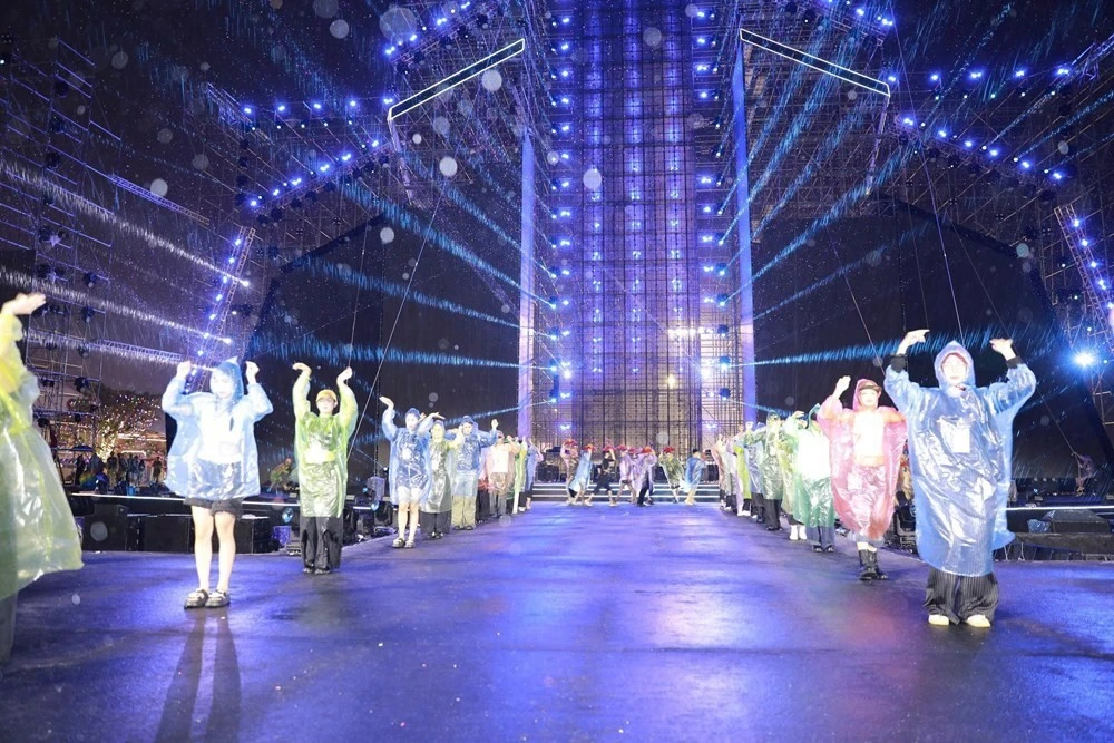 Nghệ sĩ luyện tập, ghép sân khấu dưới mưa, mong muốn mang đến cho khán giả những màn trình diễn mãn nhãn.