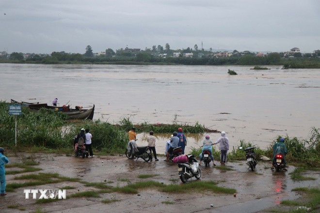 Người dân theo dõi lũ trên sông Trà Khúc ở Quảng Ngãi. Người dân theo dõi lũ trên sông Trà Khúc ở Quảng Ngãi.