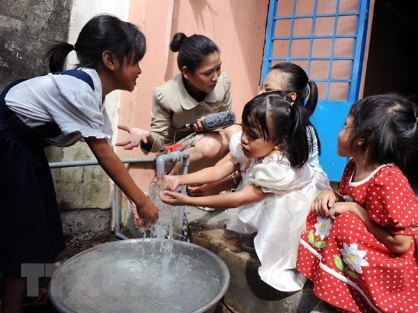 Khoảng 58% người dân nông thôn được sử dụng nước đạt quy chuẩn quốc gia. Khoảng 58% người dân nông thôn được sử dụng nước đạt quy chuẩn quốc gia.