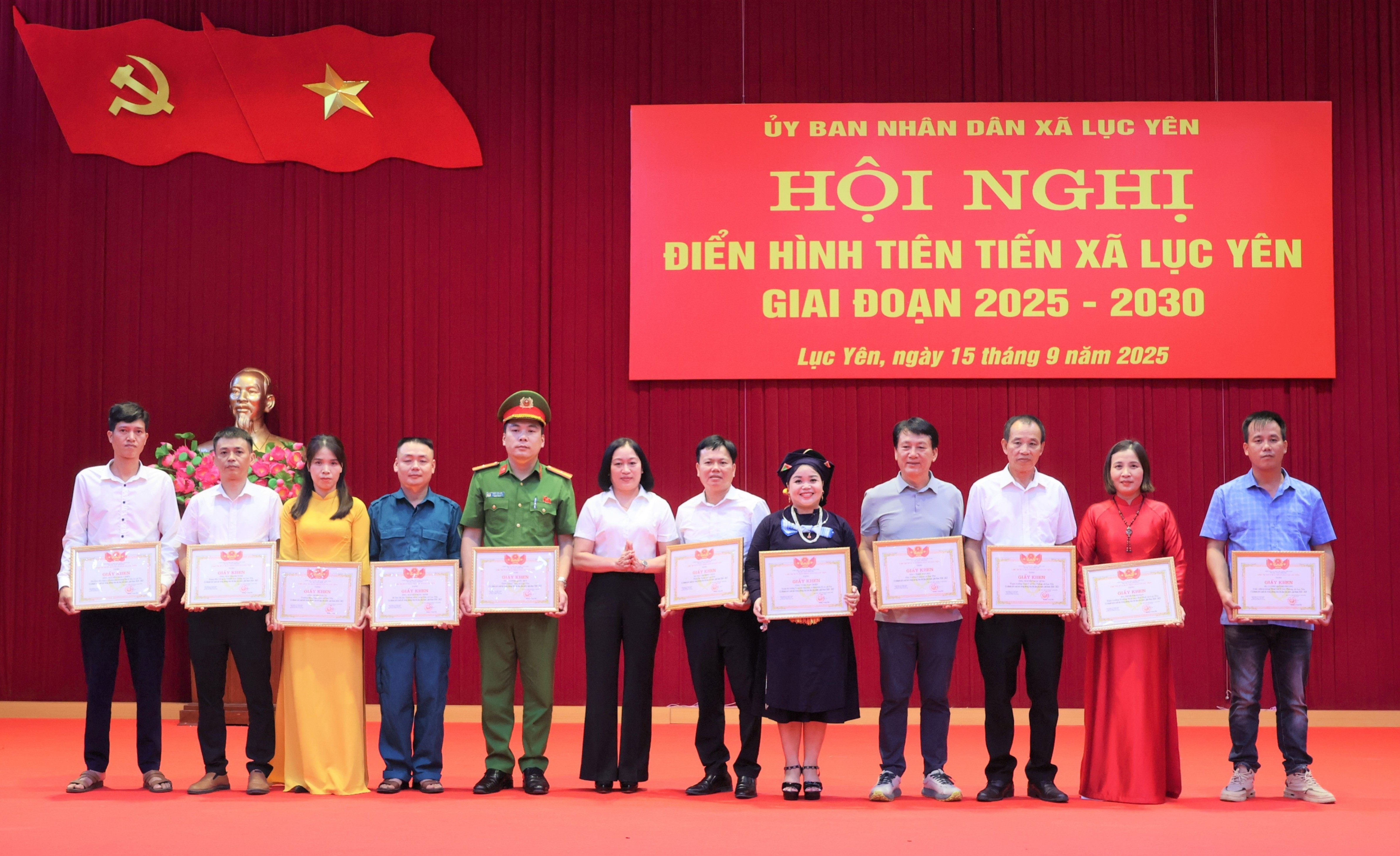 Phó Chủ tịch UBND xã Nguyễn Thị Mai Thức trao giấy khen cho các cá nhân tiêu biểu. giaykhen2-9671.jpg
