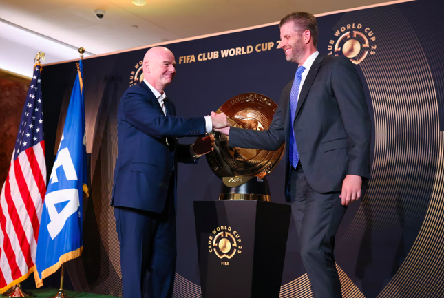 Chủ tịch FIFA Gianni Infantino và ông Eric Trump (con trai Tổng thống Mỹ Trump kiêm Phó Chủ tịch Tập đoàn Trump) tại sự kiện công bố văn phòng FIFA mới. Chủ tịch FIFA Gianni Infantino và ông Eric Trump (con trai Tổng thống Mỹ Trump kiêm Phó Chủ tịch Tập đoàn Trump) tại sự kiện công bố văn phòng FIFA mới.