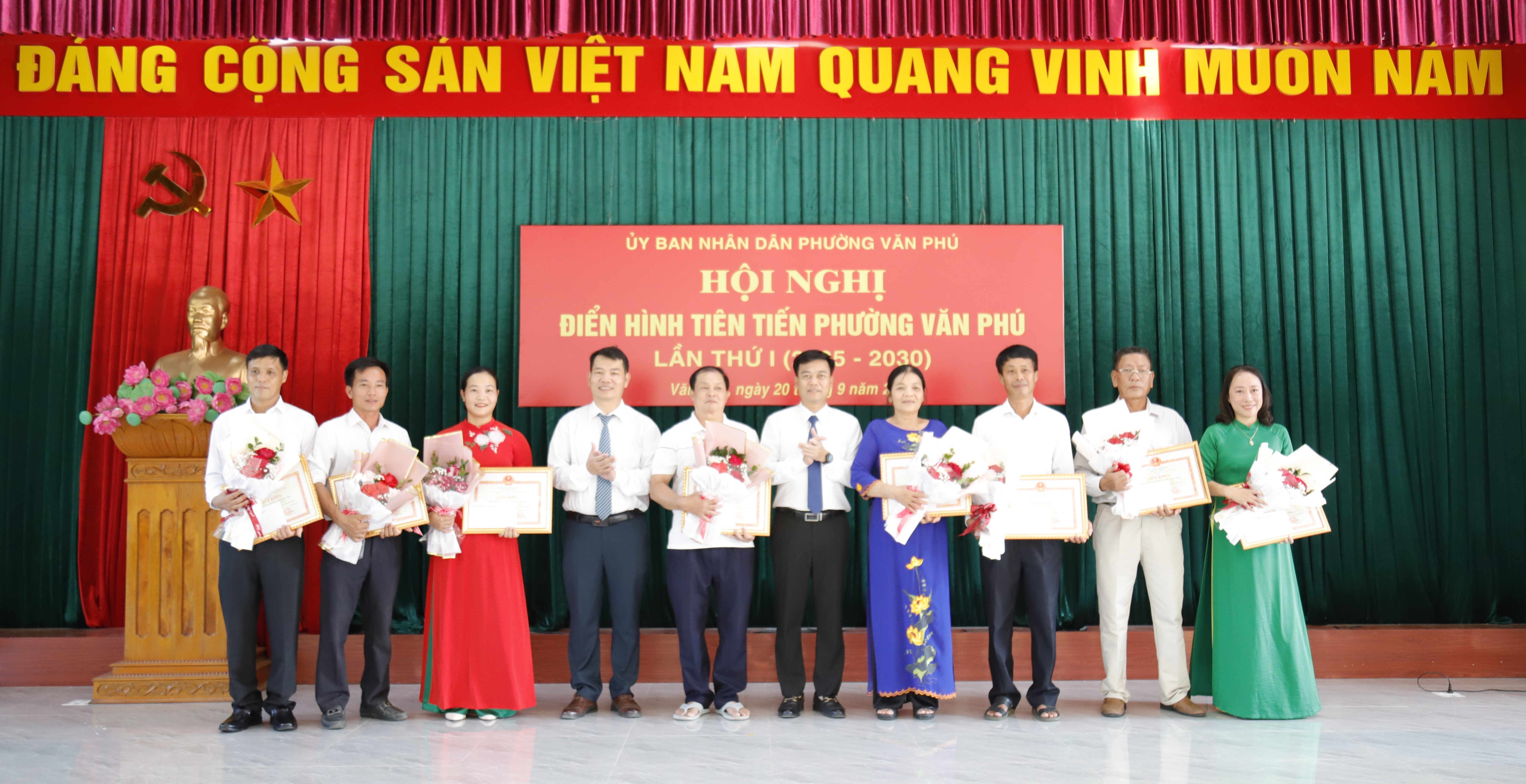 Các tập thể xuất sắc được nhận giấy khen. 1.jpg