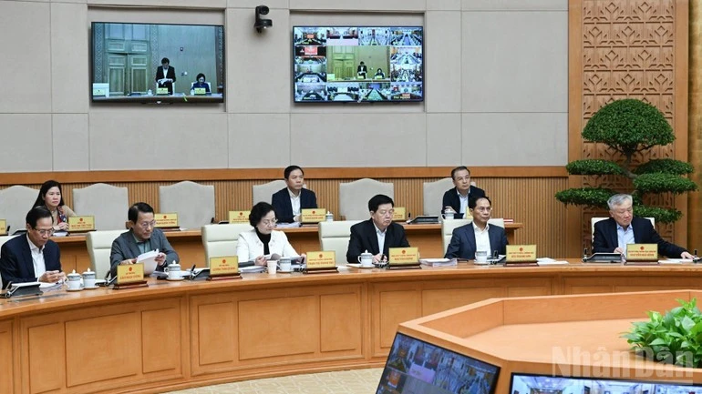 Các Phó Thủ tướng Chính phủ, lãnh đạo các bộ, ngành, cơ quan, đơn vị tham dự phiên họp.