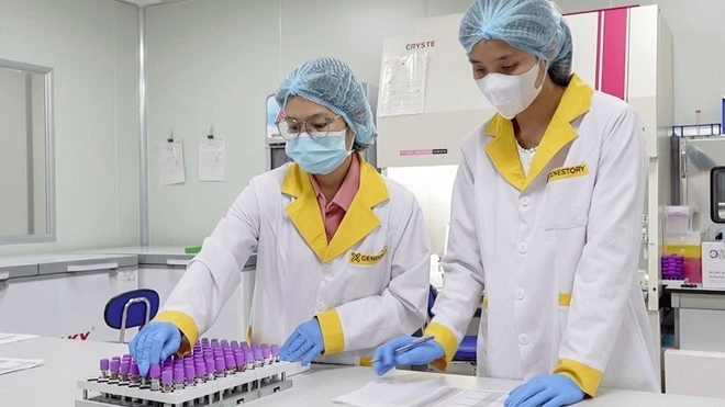 Kỹ thuật viên phòng Lab của GeneStory triển khai tách chiết ADN góp phần lưu trữ kết quả vào hệ thống cơ sở dữ liệu quốc gia.