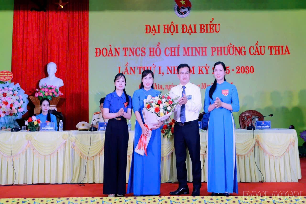 Lãnh đạo phường tặng hoa các đại biểu đi dự đại hội cấp trên. baolaocai-br_daihoicaptren.jpg