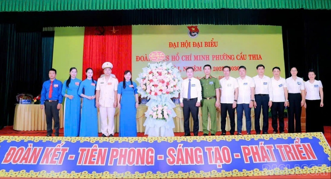 Lãnh đạo phường tặng hoa chúc mừng đại hội. baolaocai-br_lanhdaotanghoa-3602.jpg