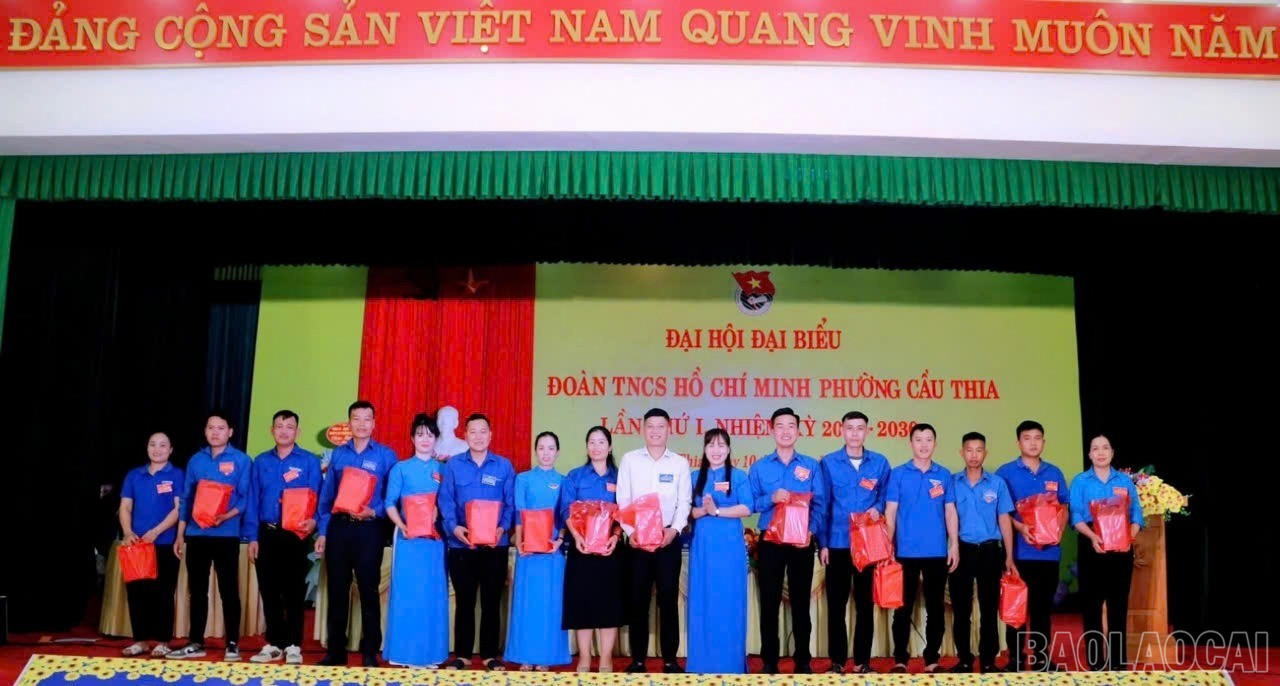 Chia tay các đồng chí thôi không tham gia Ban Chấp hành khóa mới. baolaocai-br_chiatay-5659.jpg
