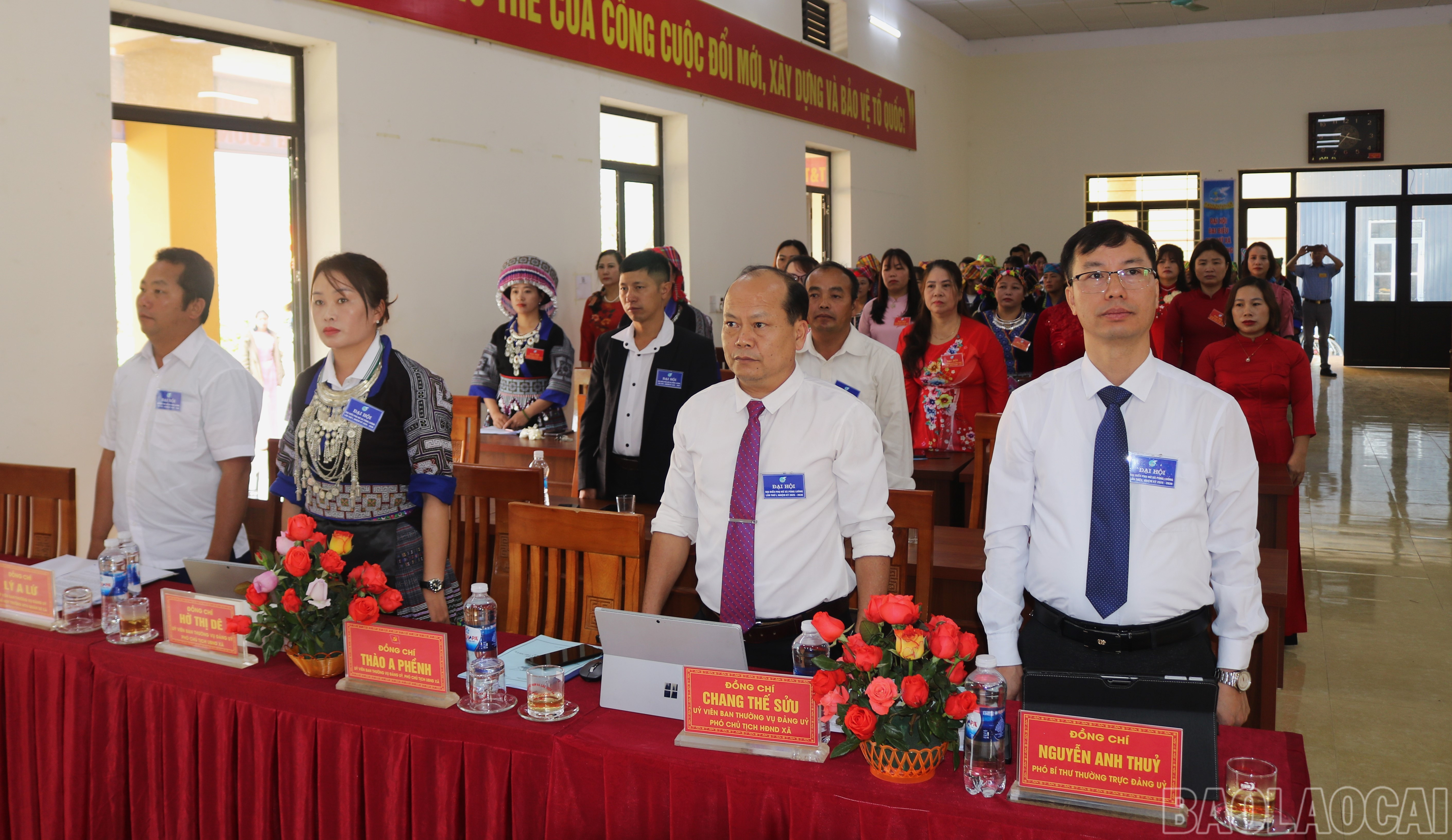 Các đại biểu làm lễ chào cờ. baolaocai-br_a-dh-3.jpg